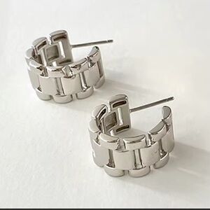 ⭐️SilverTone Chain Link Huggie Earringsg